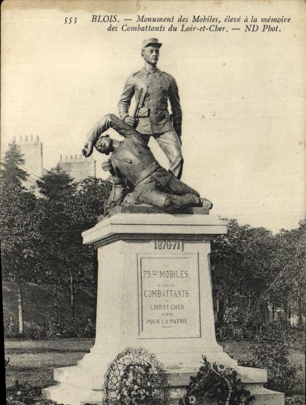 CPA Blois Monument des Mobiles eleve a la Memoire des combattants du Loir et Cher Militaria