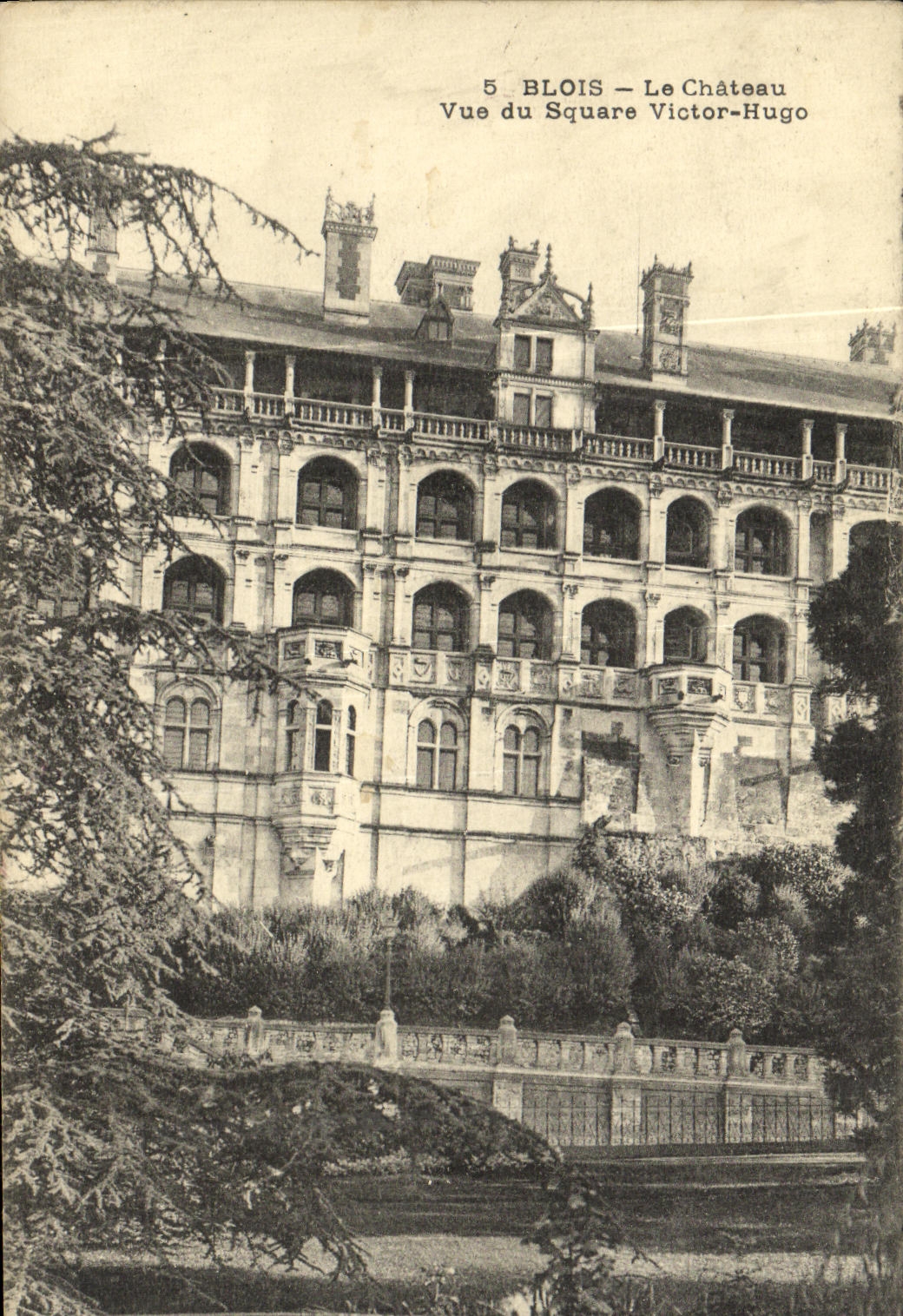 CPA Blois le Chateau Vue du Square Victor Hugo