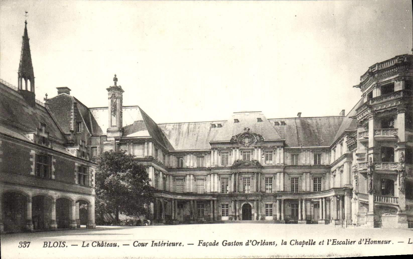 CPA Chateau de Blois Cour Interieure Facade Gaston d Orleans La chapelle et l escalier d honneur
