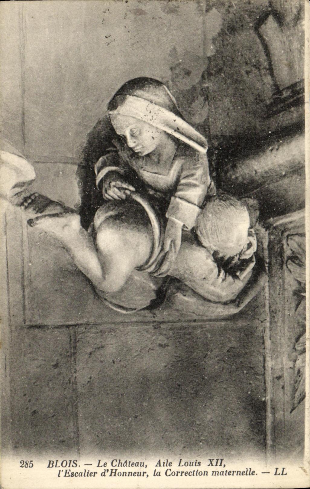 CPA Blois Le Chateau Aile Louis XII L Escalier d Honneur la Correction Maternelle
