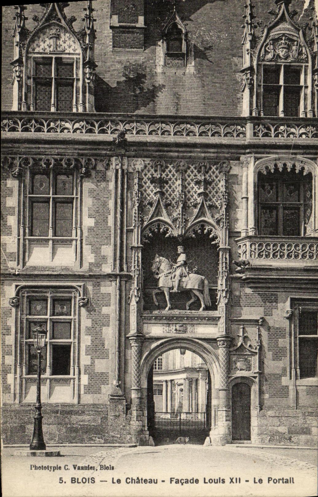 CPA Blois Le Chateau Aile Louis XII Le portail