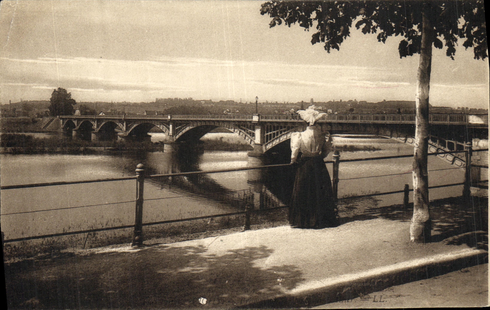VINTAGE POSTCARD Vichy Walk and Bridge on L Allier