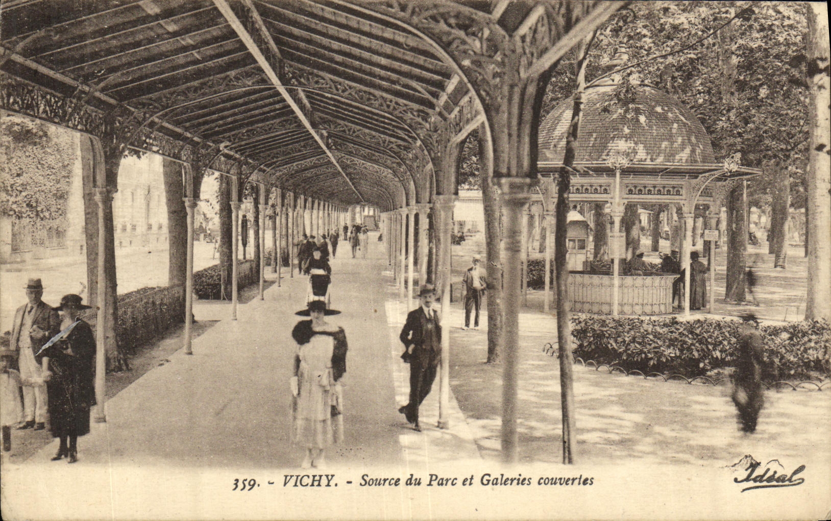 CPA Vichy Source du Parc et Galeries Couvertes