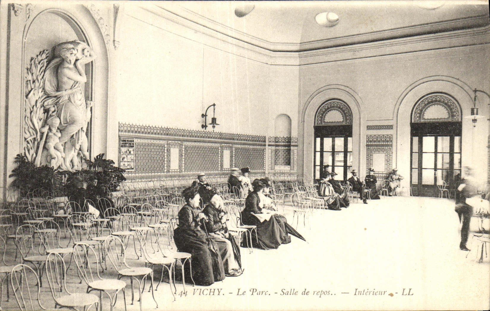 VINTAGE POSTCARD Vichy the Park Room of Interior Rest