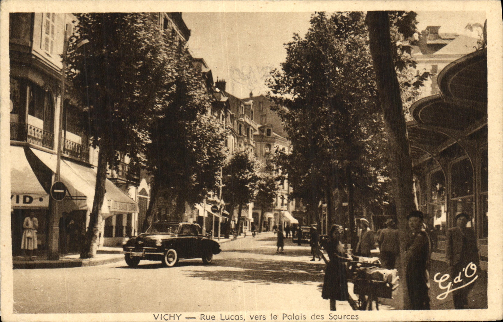VINTAGE POSTCARD Vichy Street Lucas towards the Palate of the Sources