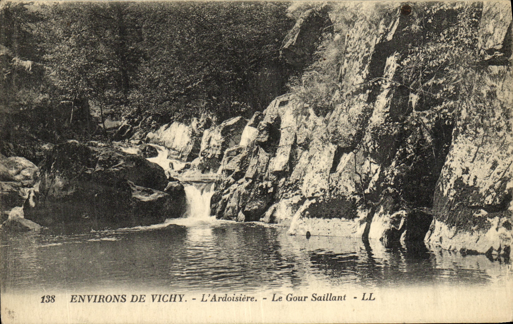 VINTAGE POSTCARD Surroundings of Vichy L Salte quarry Projecting Gour