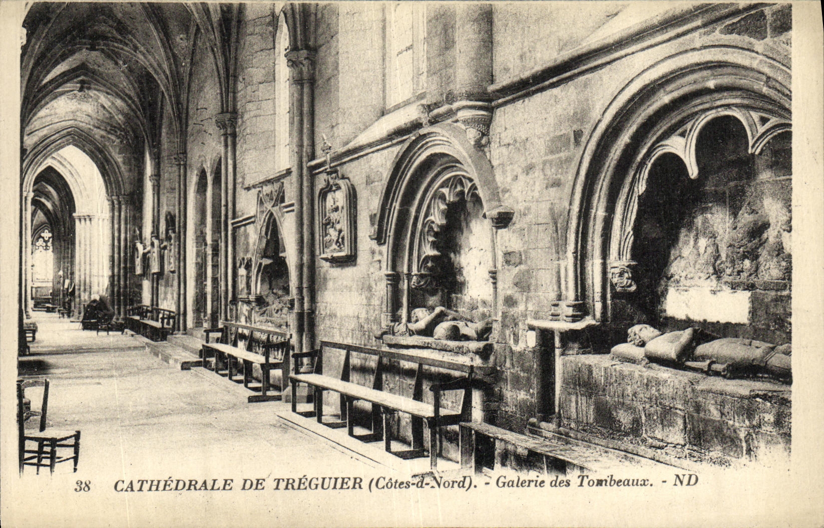 CPA Cathedrale de Treguier Galerie des Tombeaux