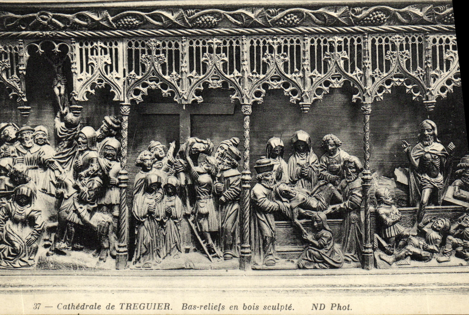CPA Treguier Bas Reliefs en Bois Sculpte