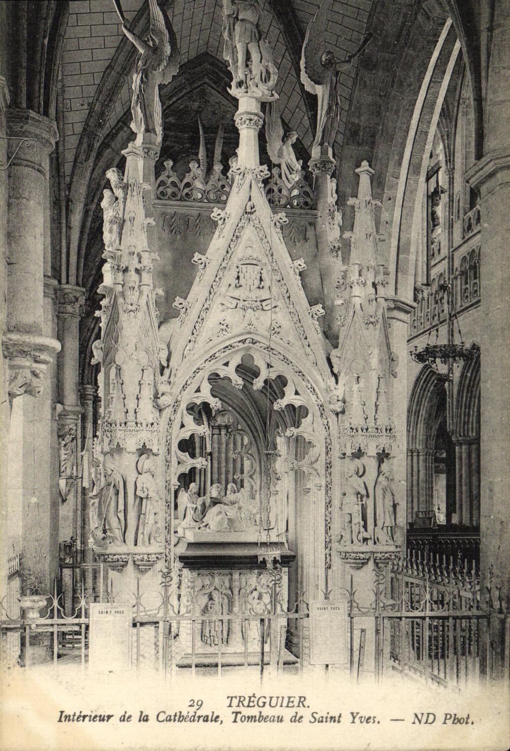 CPA Treguier Interieur de la Cathedrale Tombeau de Saint Yves