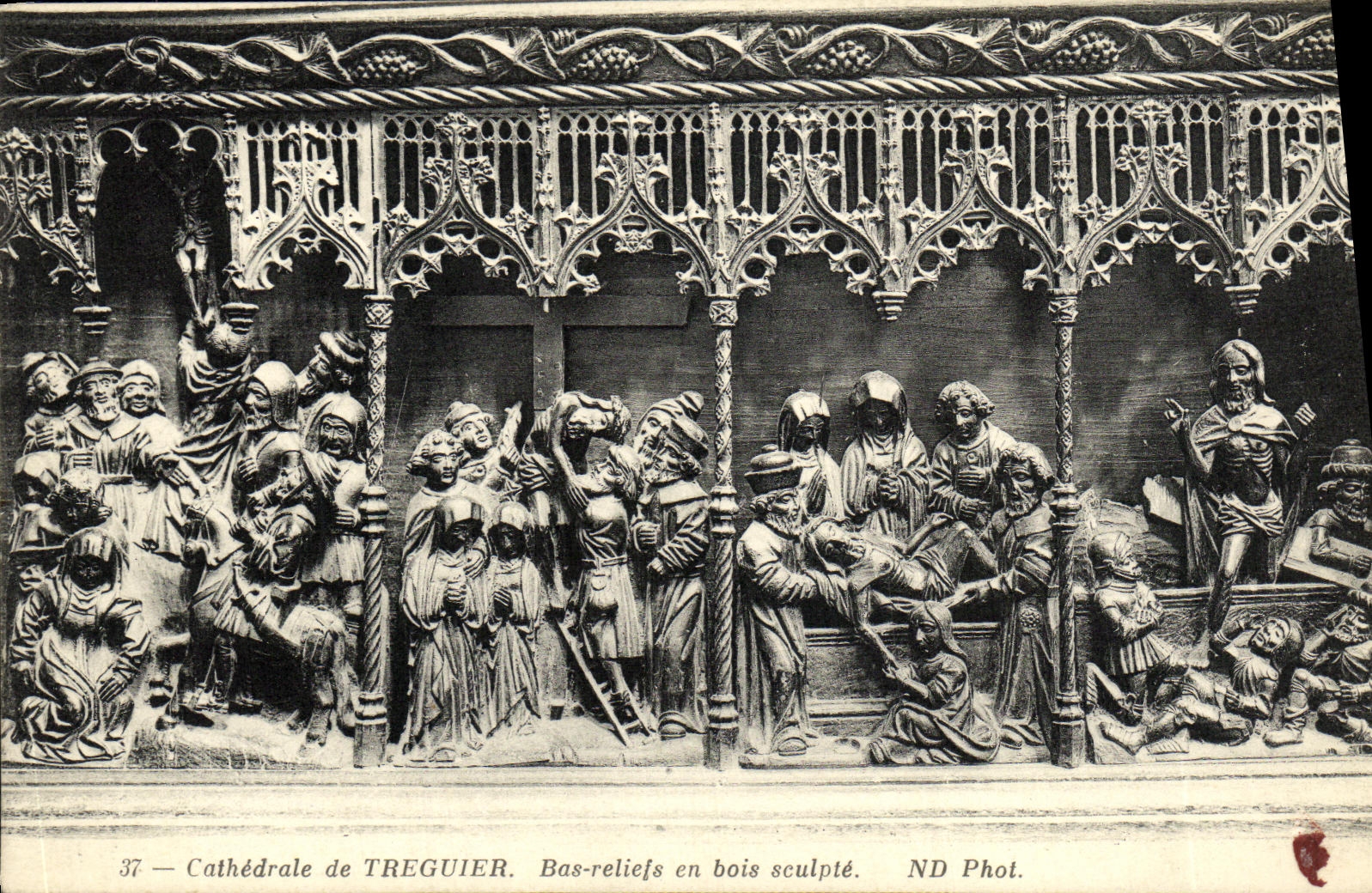 CPA Treguier Bas reliefs en Bois Sculpte