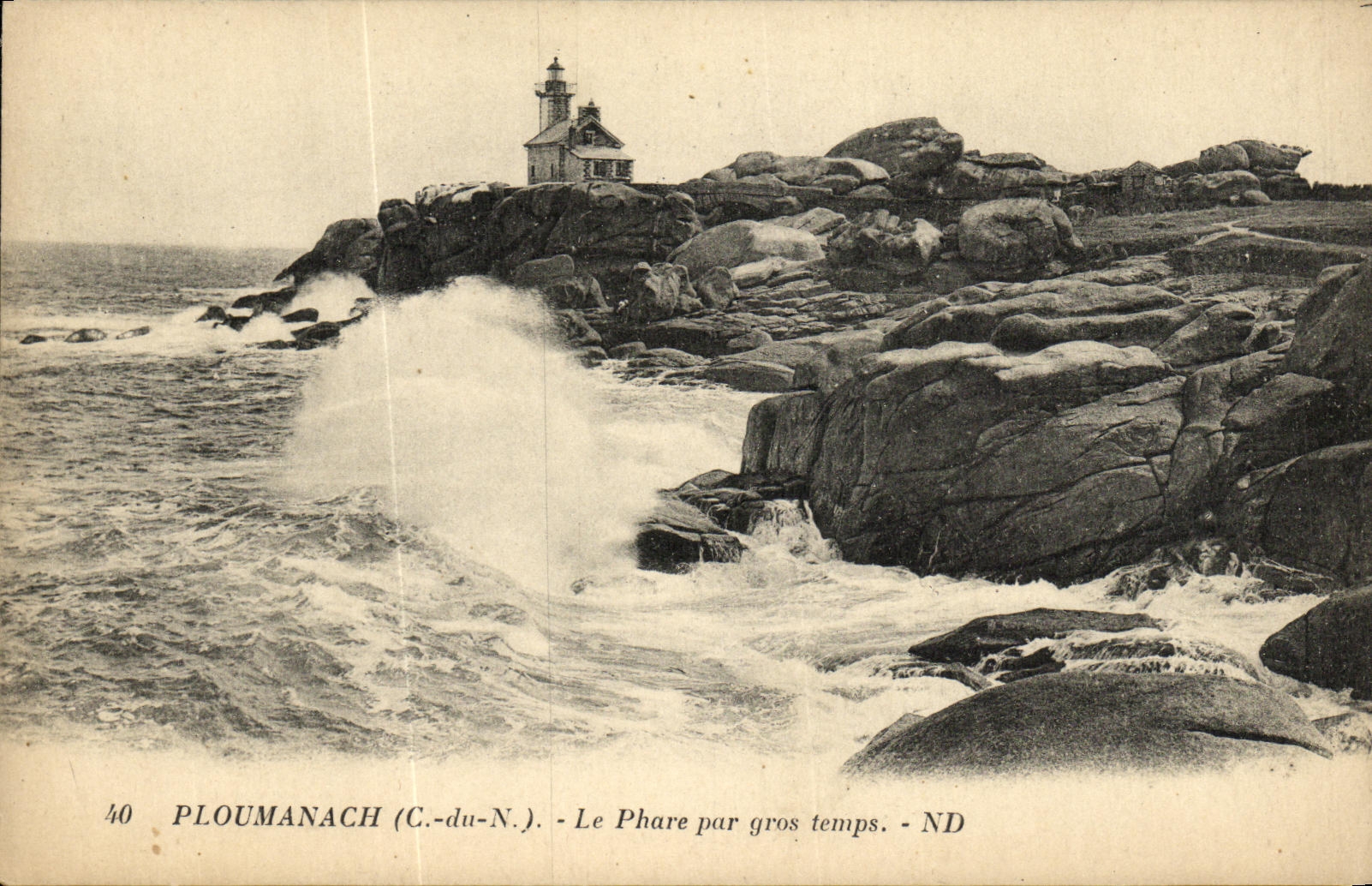 CPA Ploumanch Le Phare par Gros Temps