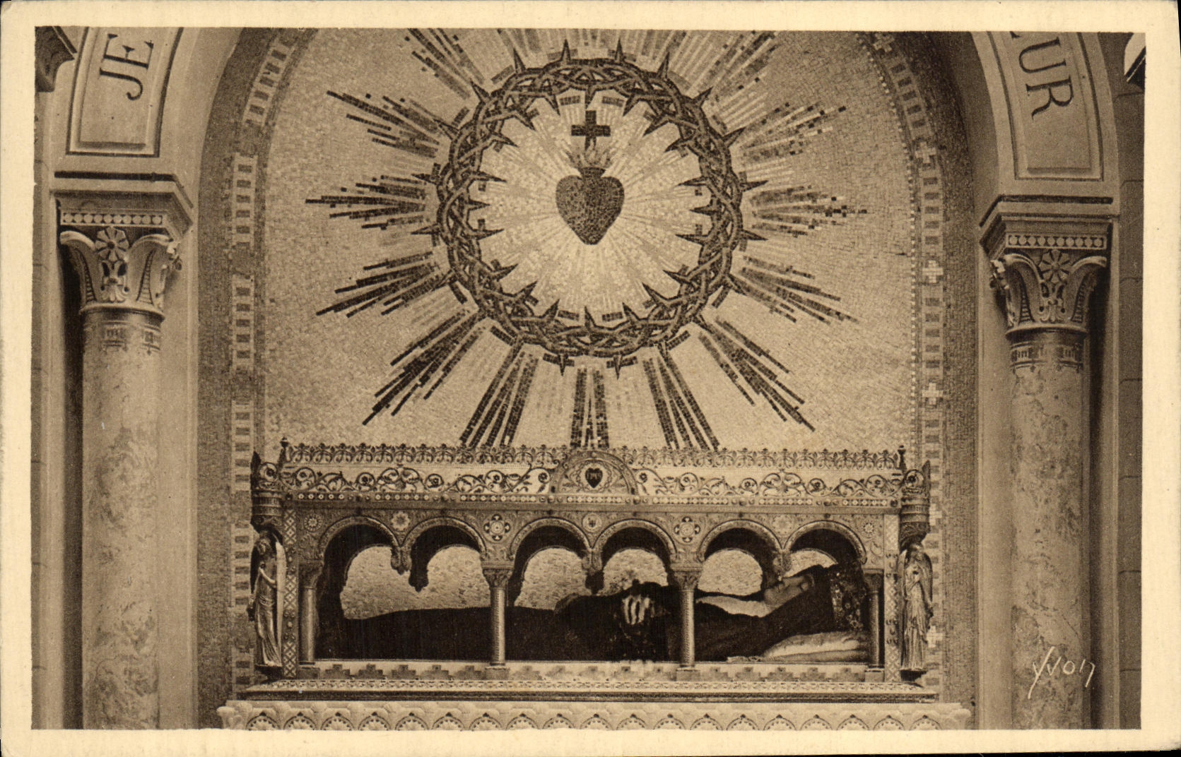 CPA Paray La Chasse rentermant les reliques de Ste Marguerite Marie