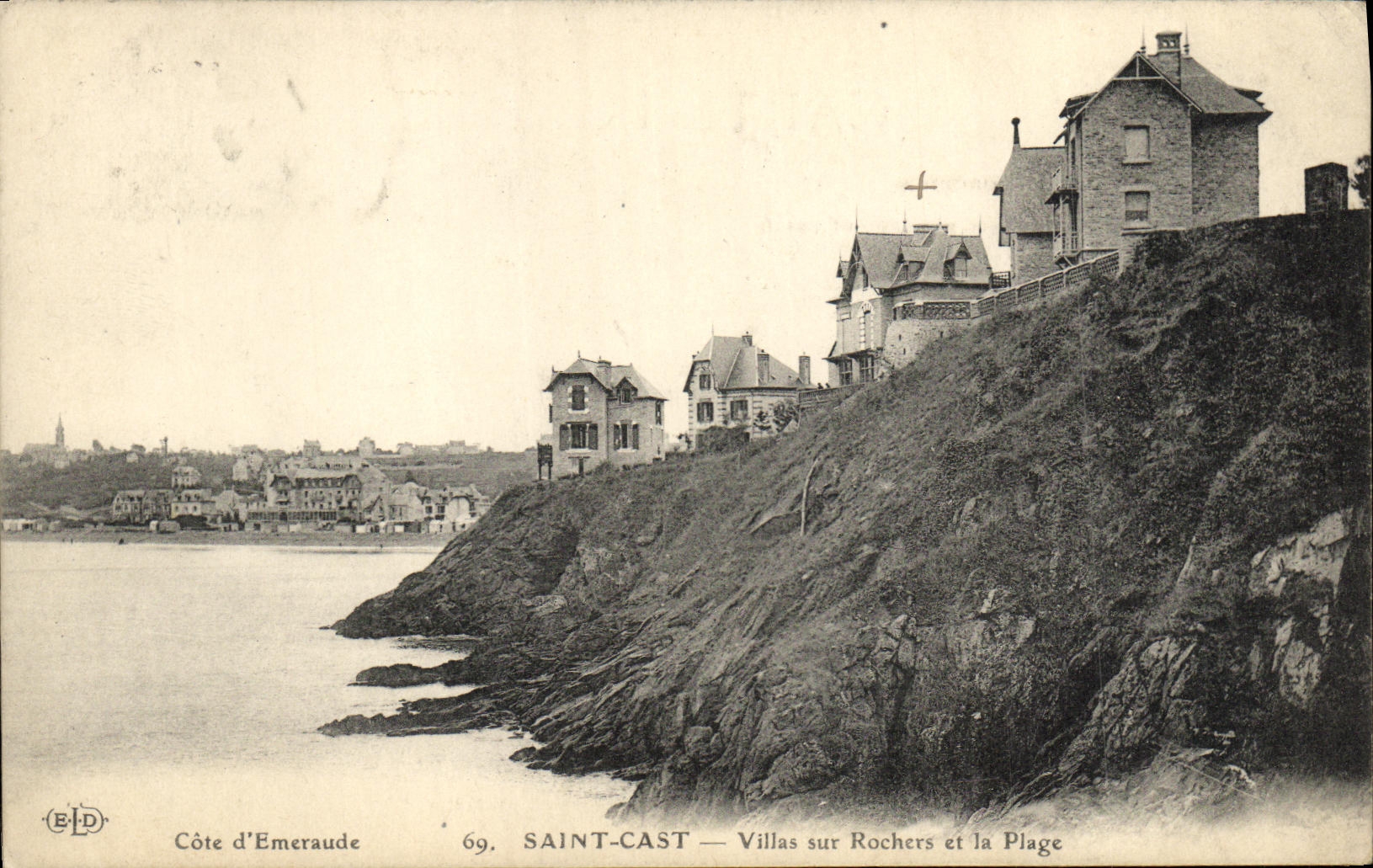CPA Saint Cast Villas sur Rochers et la Plage