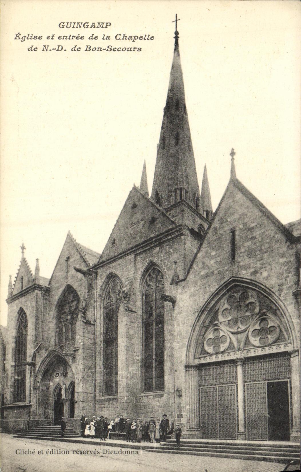 CPA Guingamp Eglise et Entree de la Chapelle de Nd de Bon SEcours