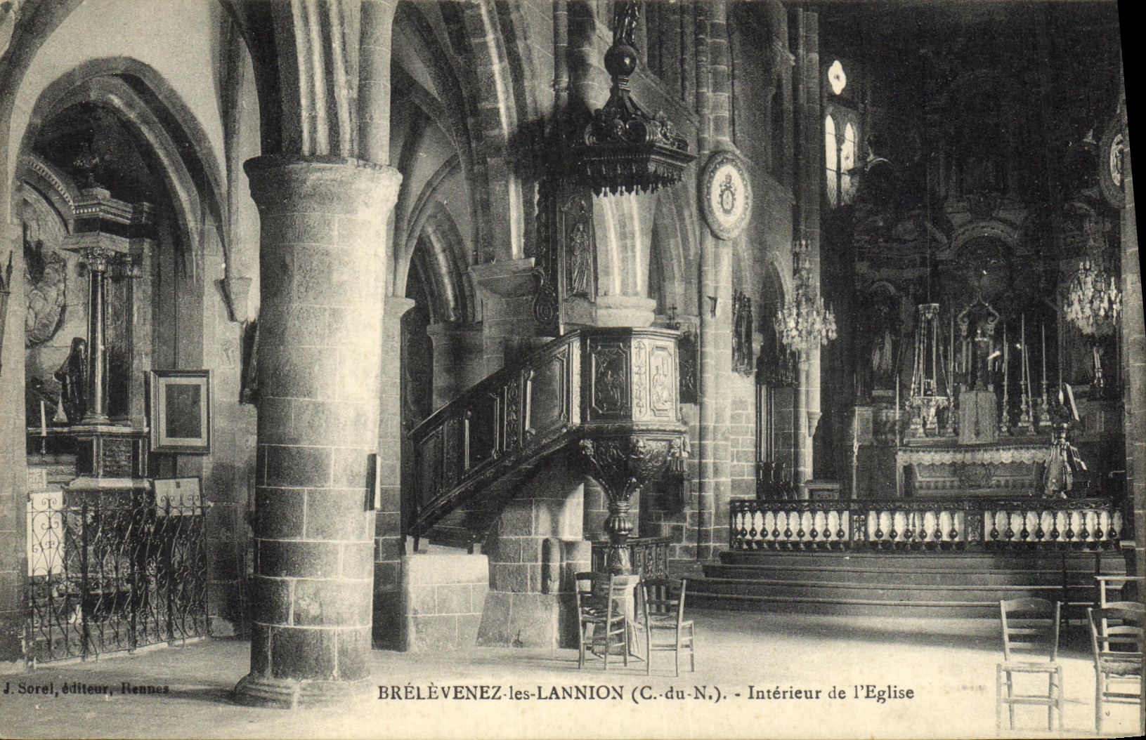 CPA Brelevenez les Lannion Interieur de l Eglise