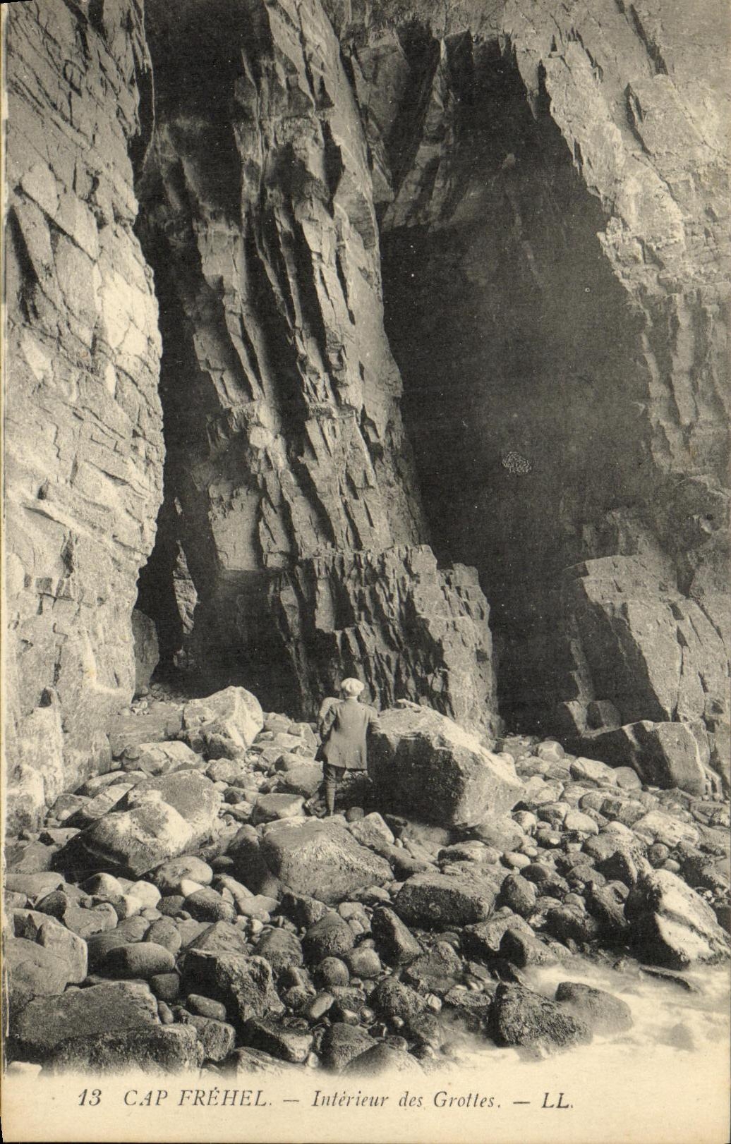 CPA Cap Frehel Interieur des Grottes