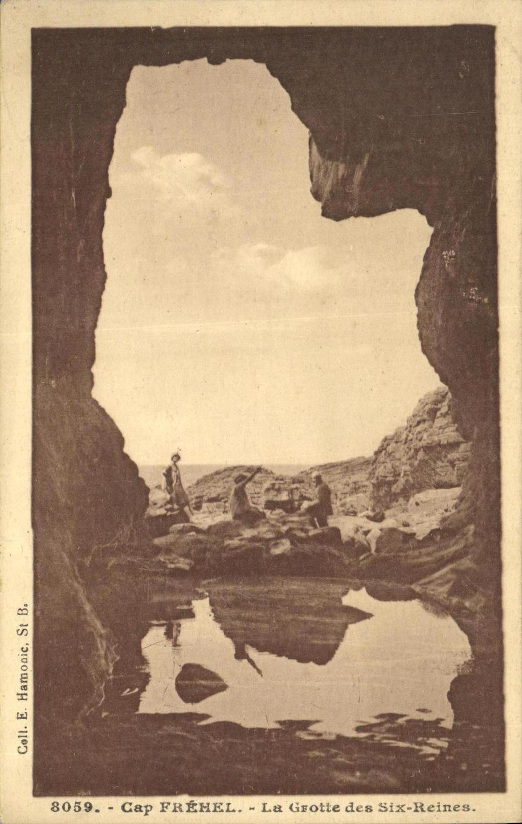 CPA Cap Frehel La Grotte des Six Reines