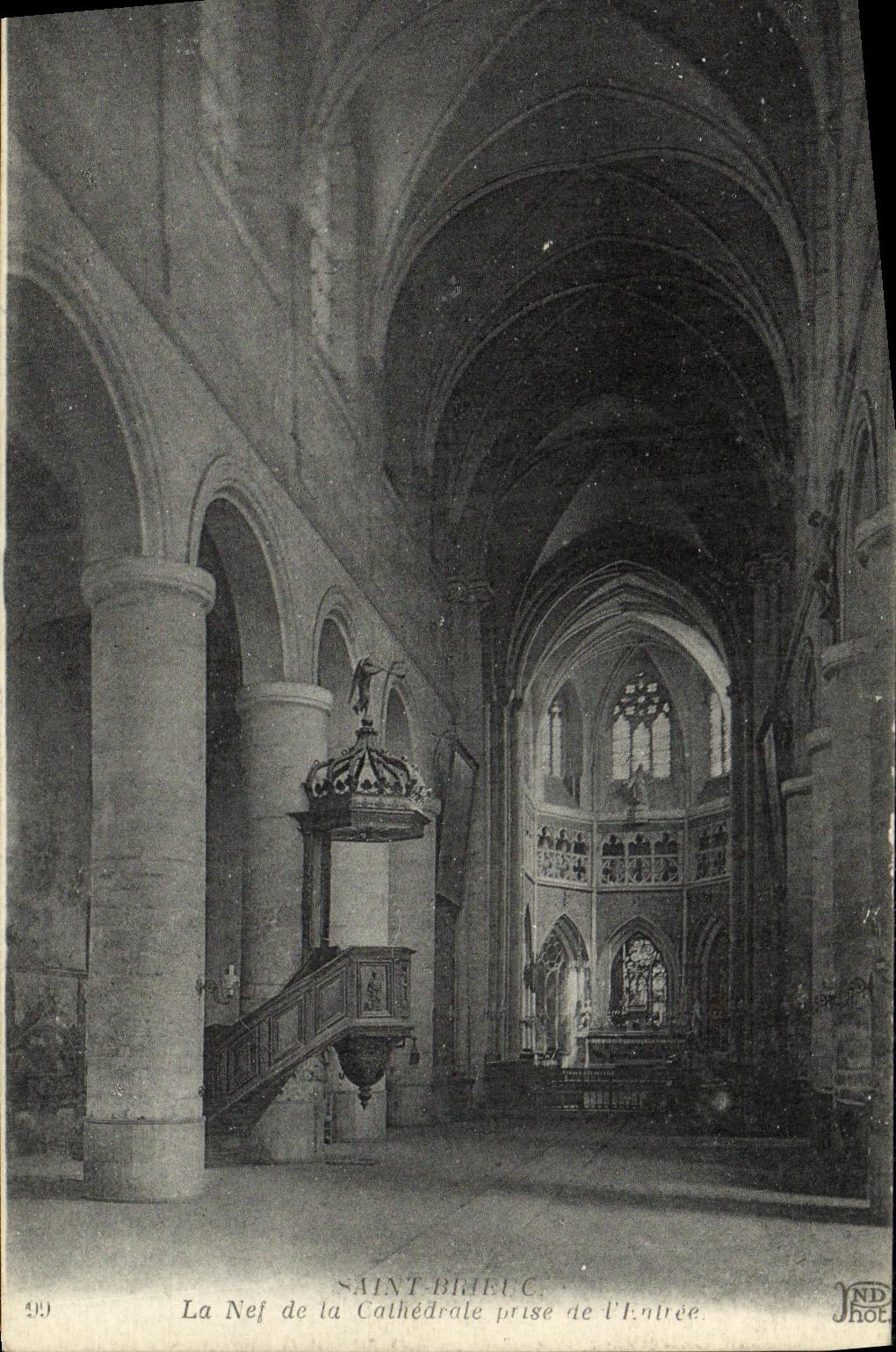 CPA Saint Brieuc La nef de la cathedrale prise de l entree