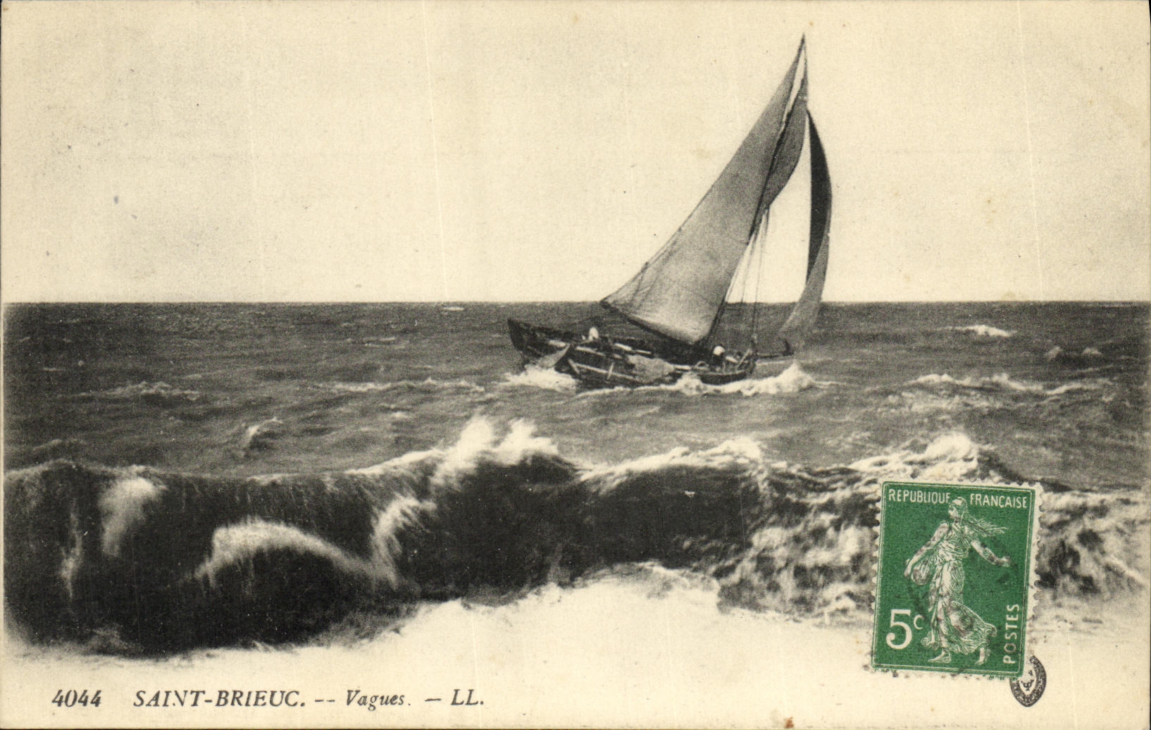 CPA Saint Brieuc Vagues Bateau