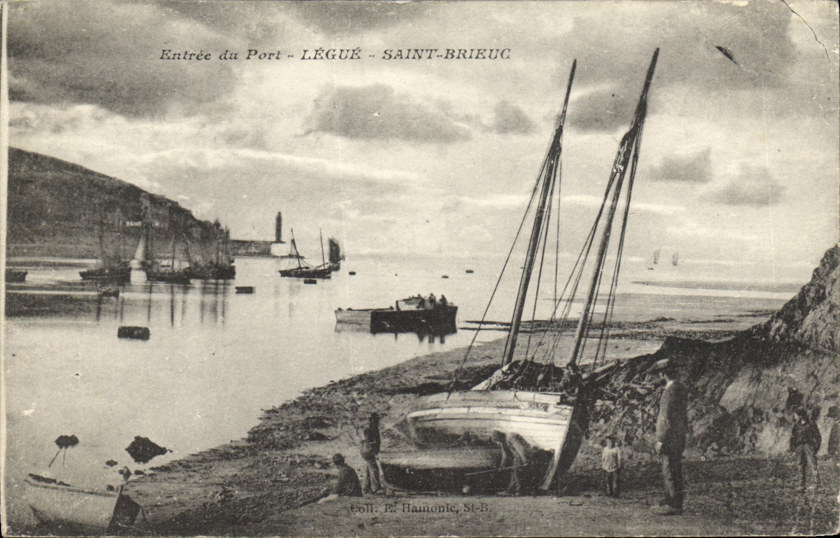 CPA Entree du Port Legue Saint Brieuc Bateau