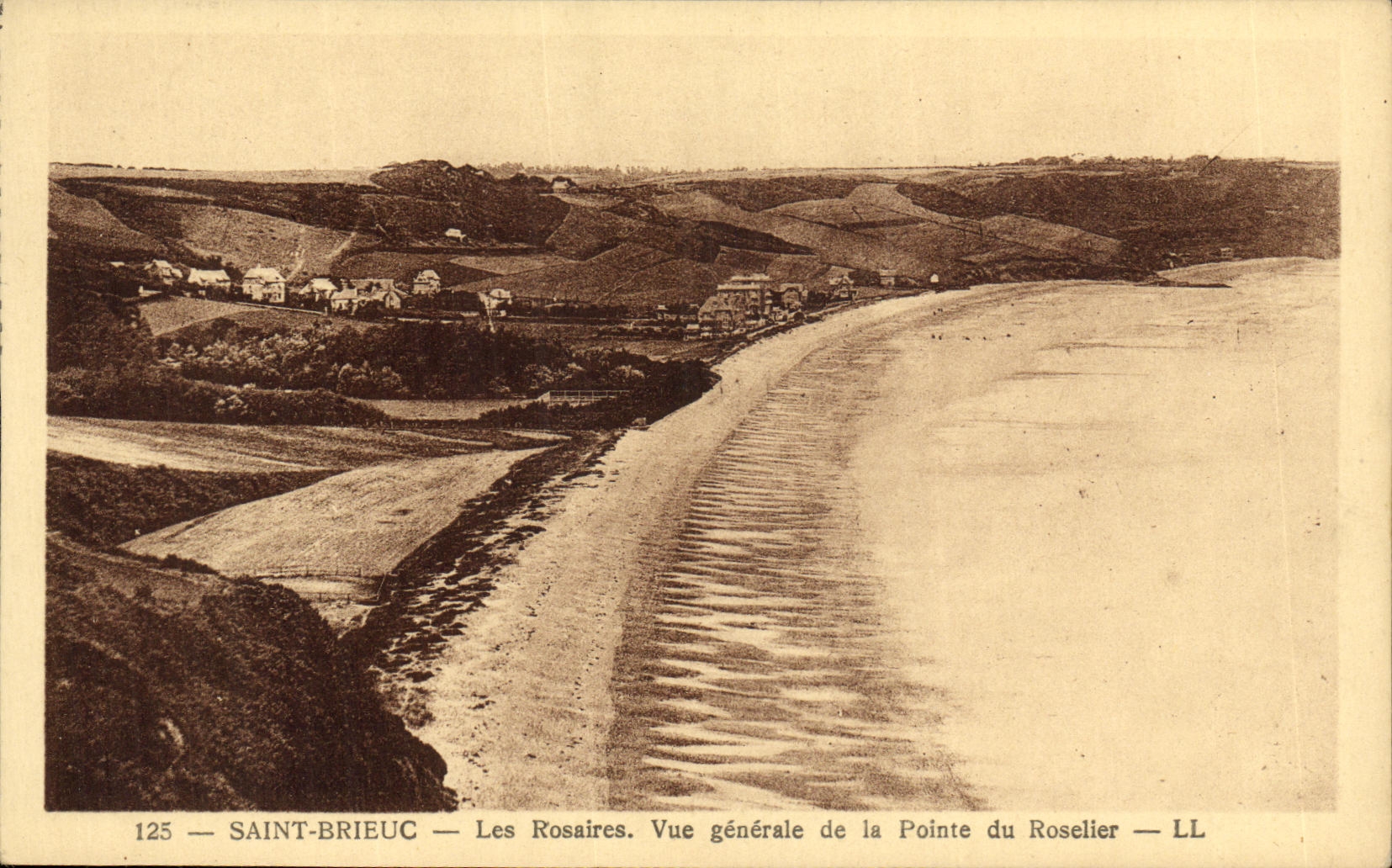 CPA Saint Brieuc Les Rosaires Vue generale de la Pointe du Roselier
