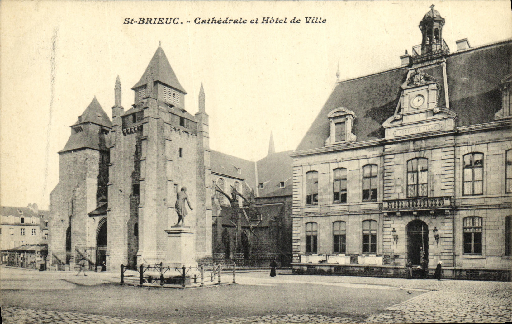 CPA St Brieuc Cathedrale et Hotel de Ville