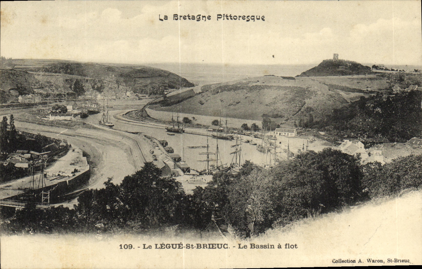 CPA Le Legue St Brieuc Le Bassin a flot Bateaux 