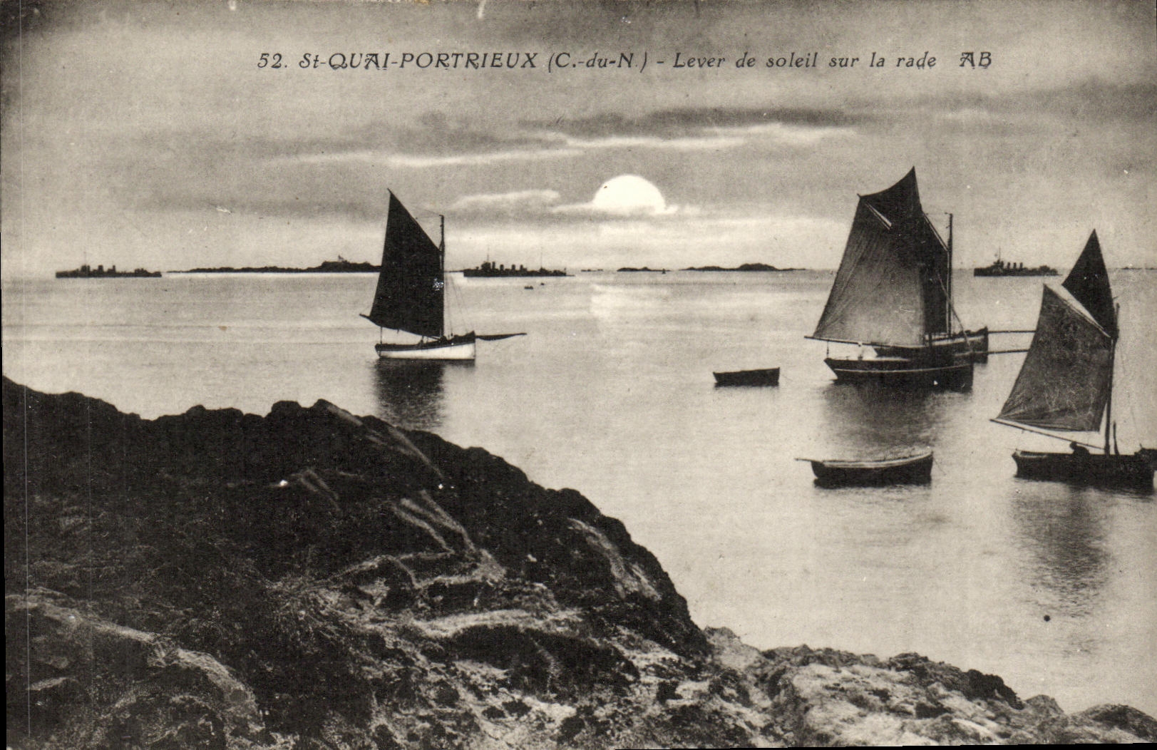 CPA St Quay Portrieux Lever de Soleil sur la Rade Bateaux