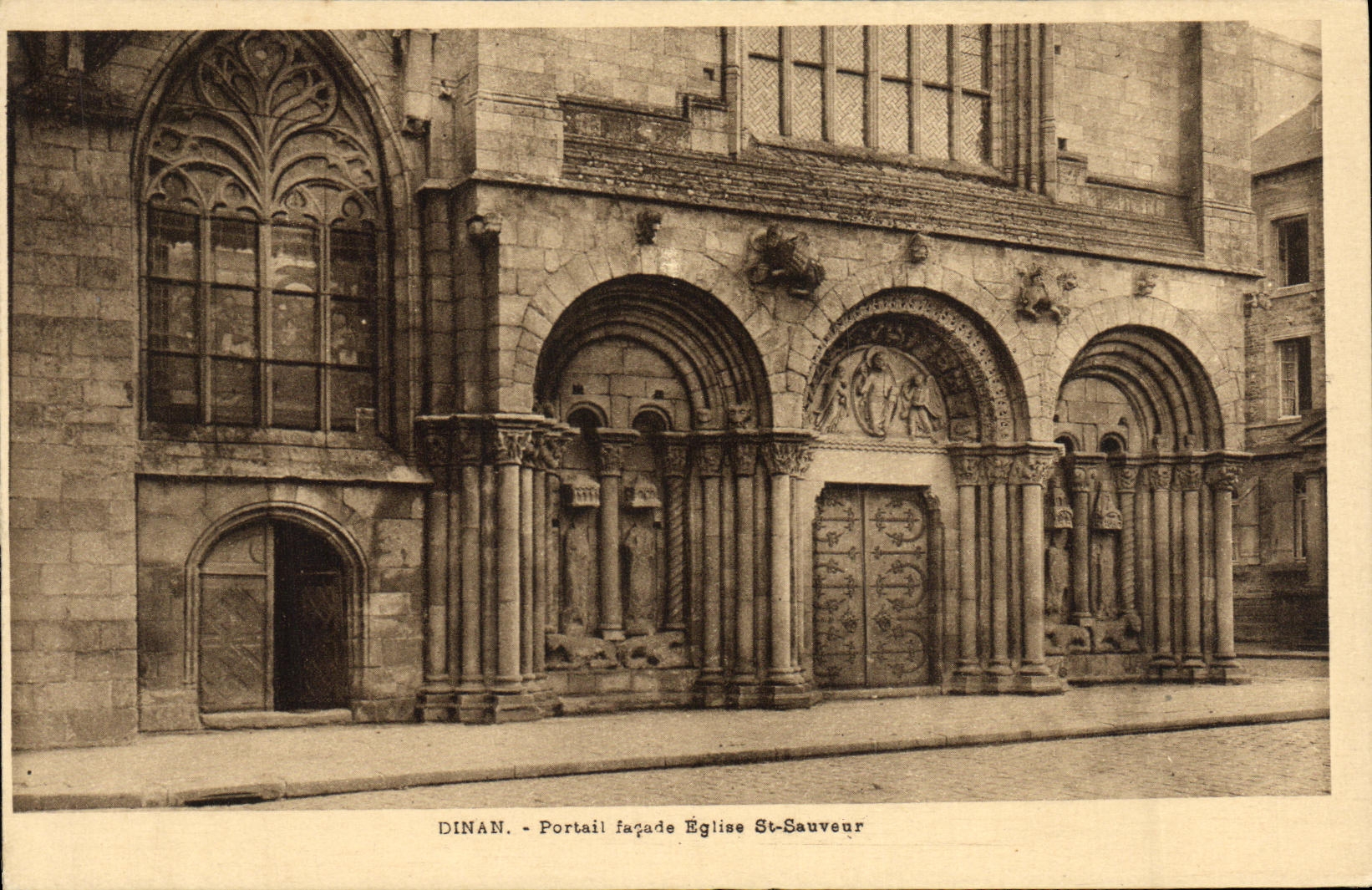 CPA Dinan Portail Facade Eglise St Sauveur
