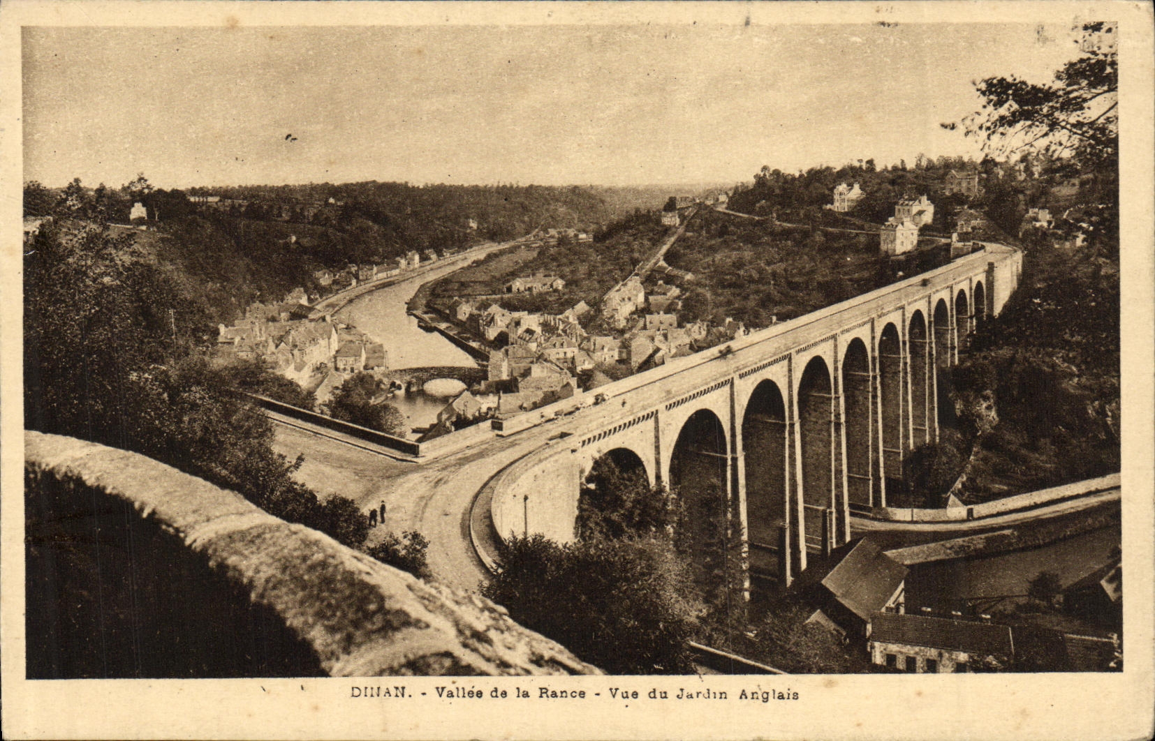 CPA Dinan Vallee de La Rance Vue du Jardin anglais