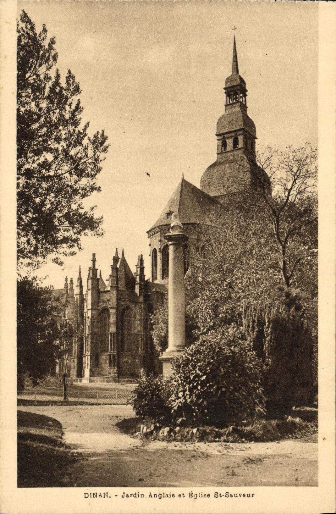 CPA Dinan Jardin Anglais et Eglise St Sauveur