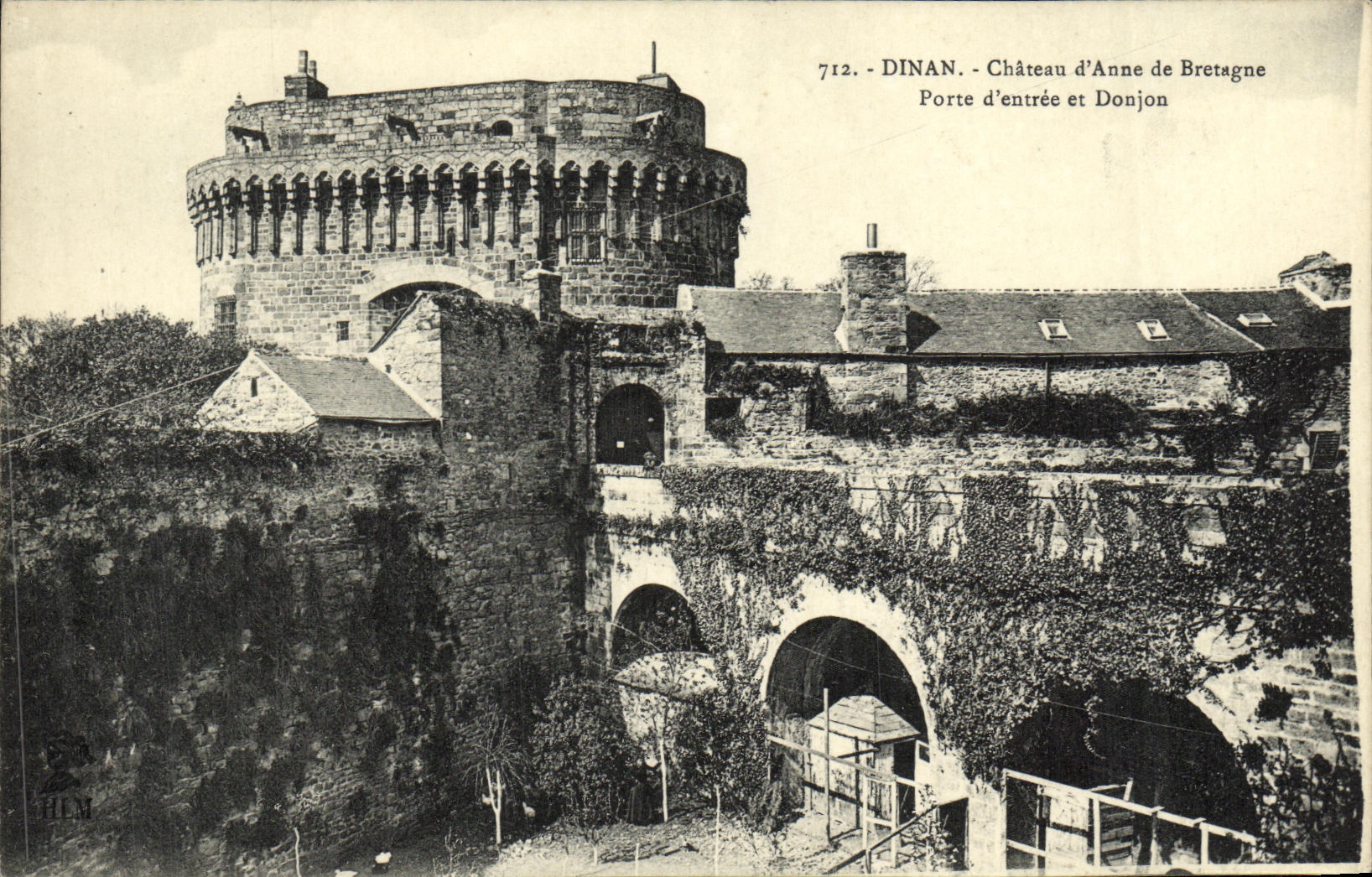 CPA Dinan Chateau d Anne de Bretagne Porte d entree du donjon 