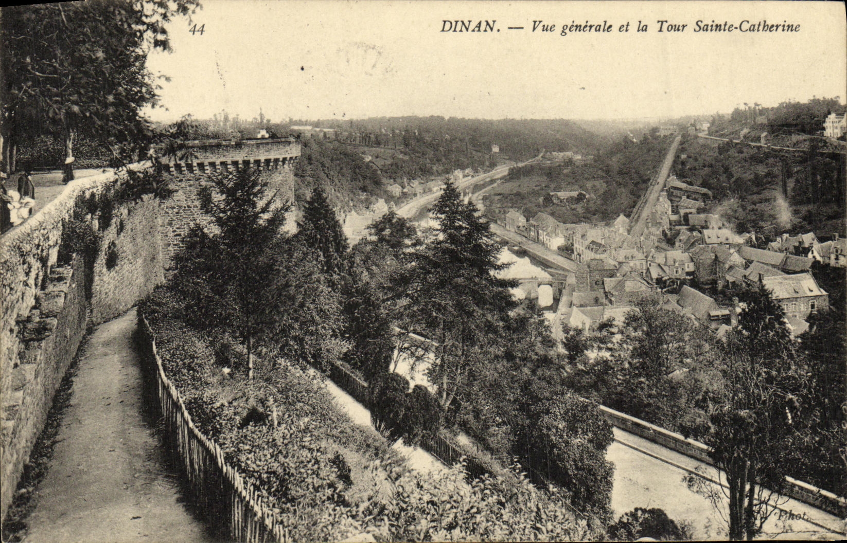 CPA Dinan Vue Generale et la Tour Sainte Catherine