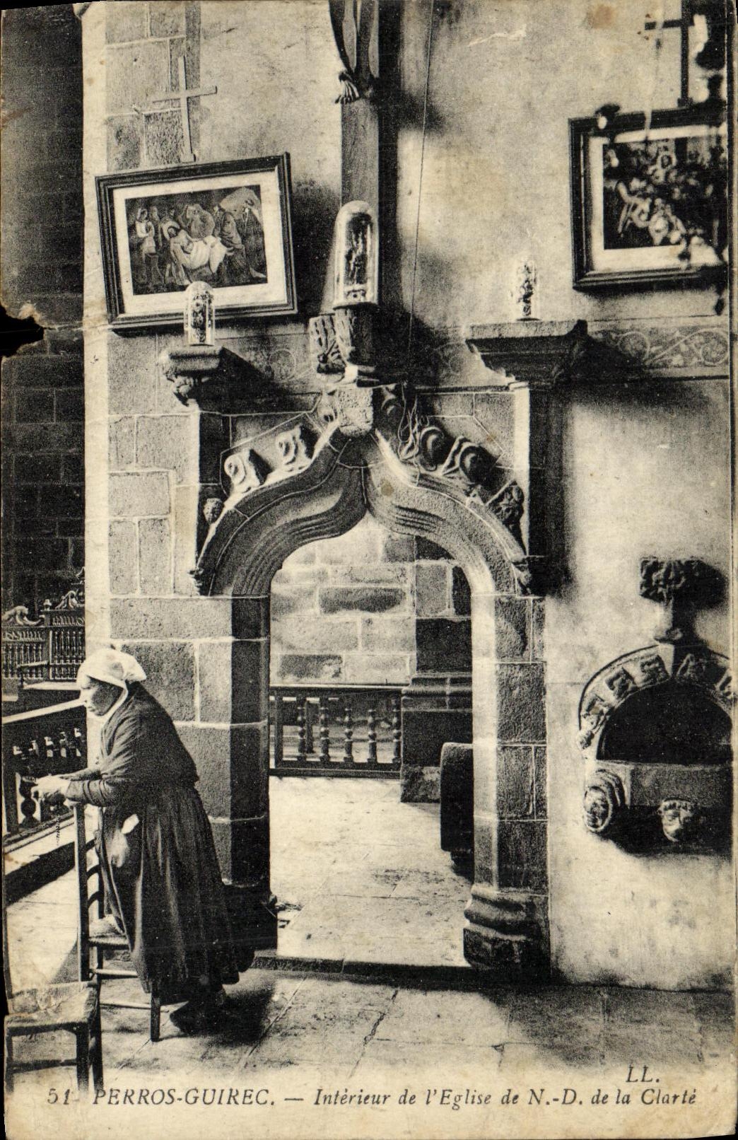CPA Perros Guirec Interieur de l Eglise de ND de la clarte