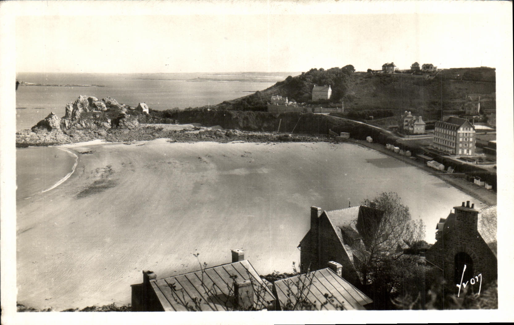 CPA Perros Guirec Plage de Trestrignel et Pointe du Chateau