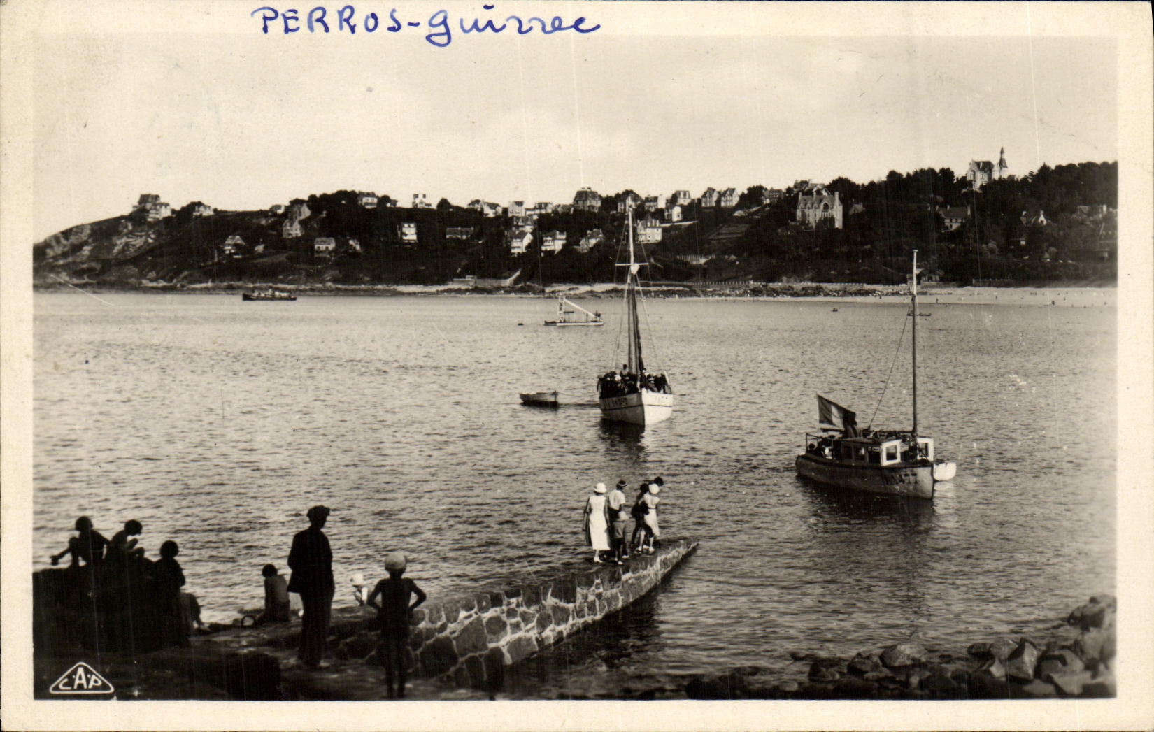 CPA Perros Guirec Arrivee de vedettes a Trestraou Bateaux