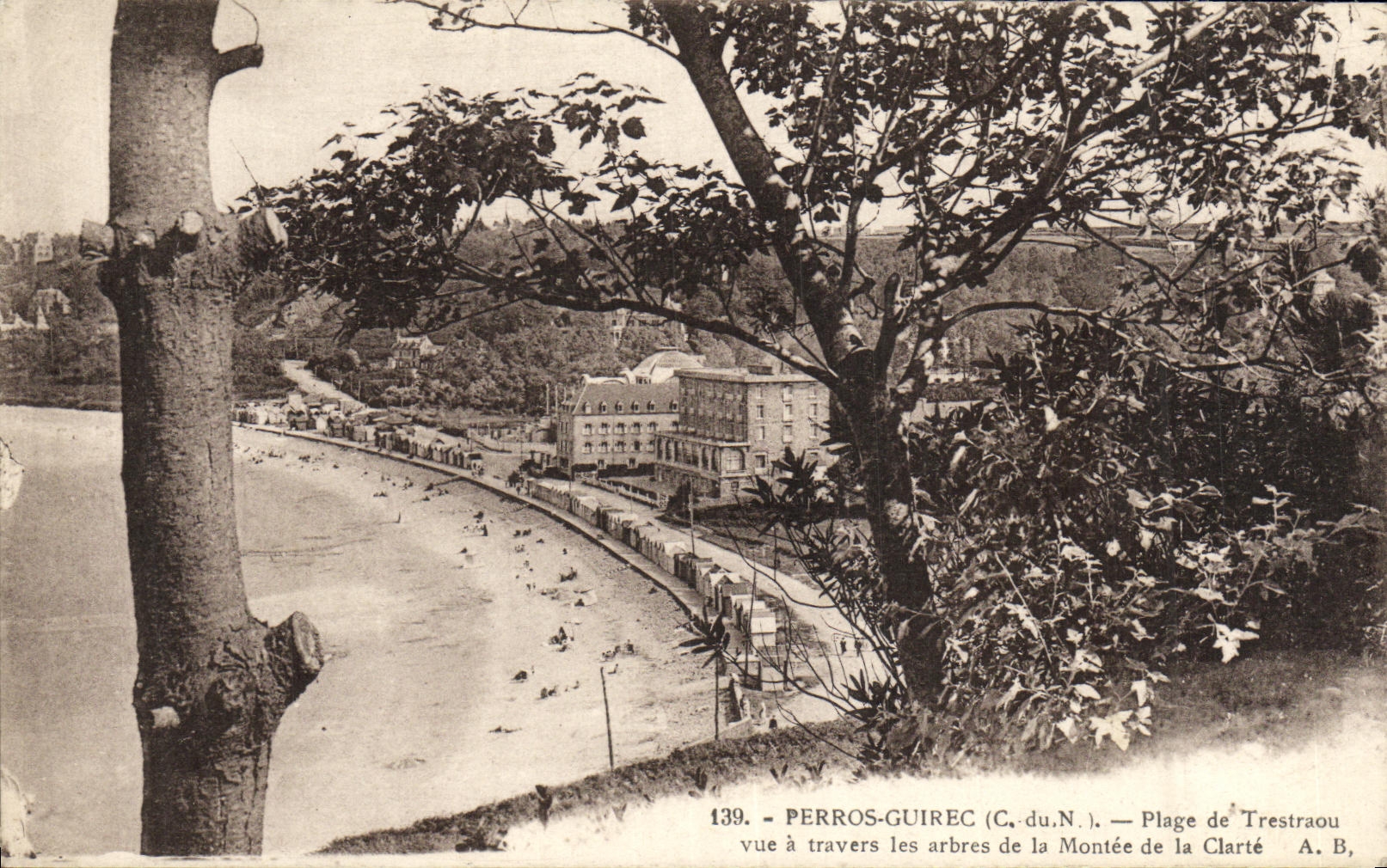 CPA Perros Guirec Plage de Trestraou vue a travers les arbres de la Montee de la Clarte