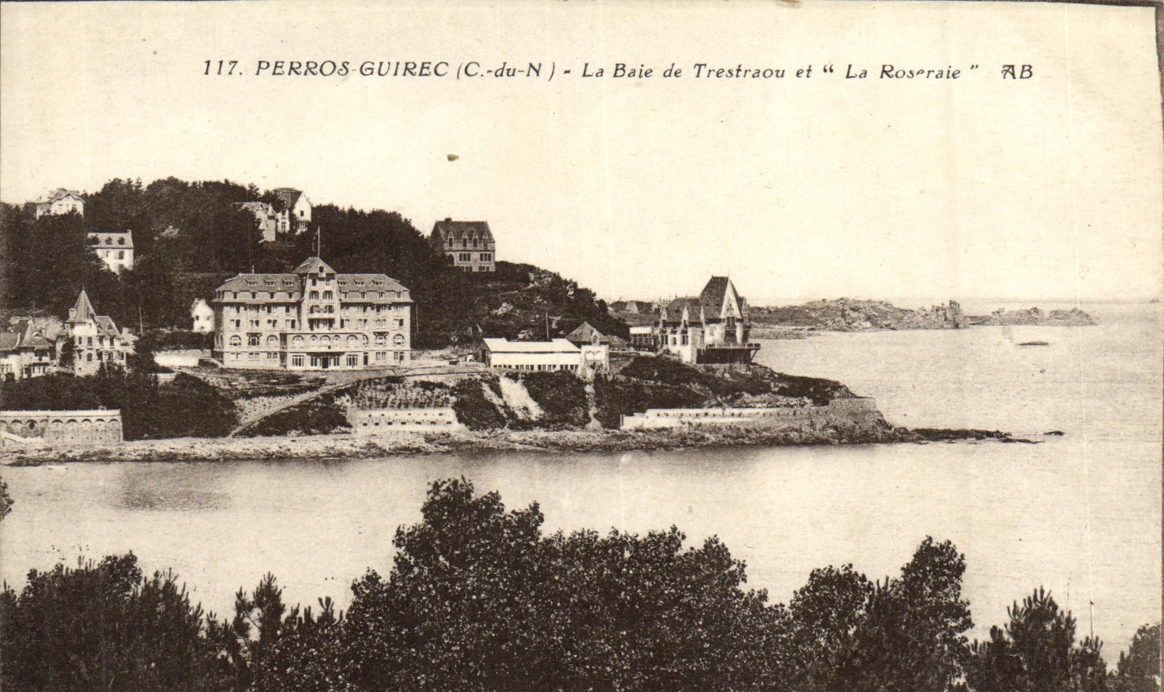 CPA Perros Guirec la Baie de Trestraou et La Roseraie