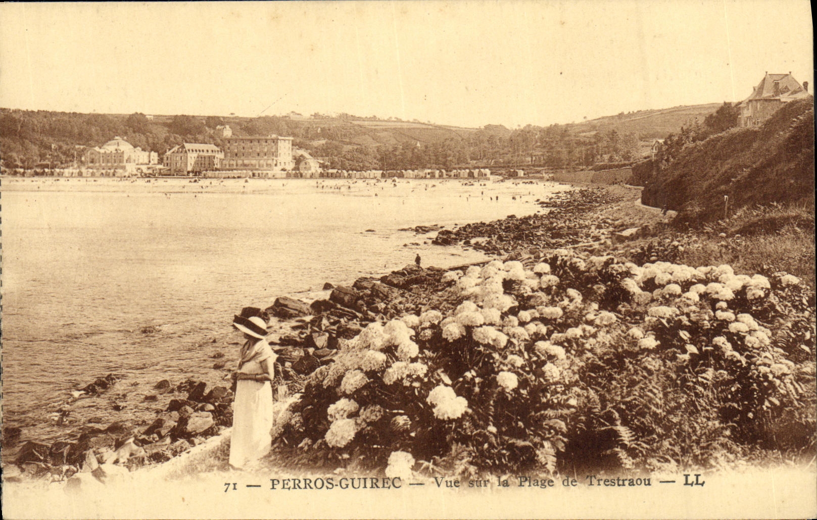 CPA Perros Guirec Vue sur la Plage de Trestraou