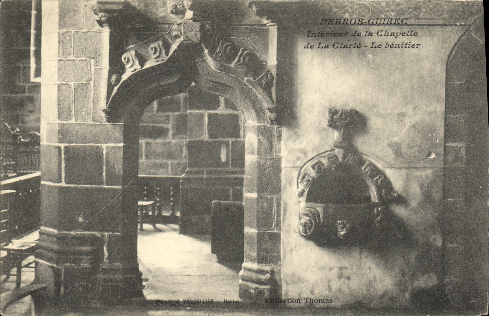 CPA Perros Guirec Interieur de la Chapelle de la Clarte Le benitier