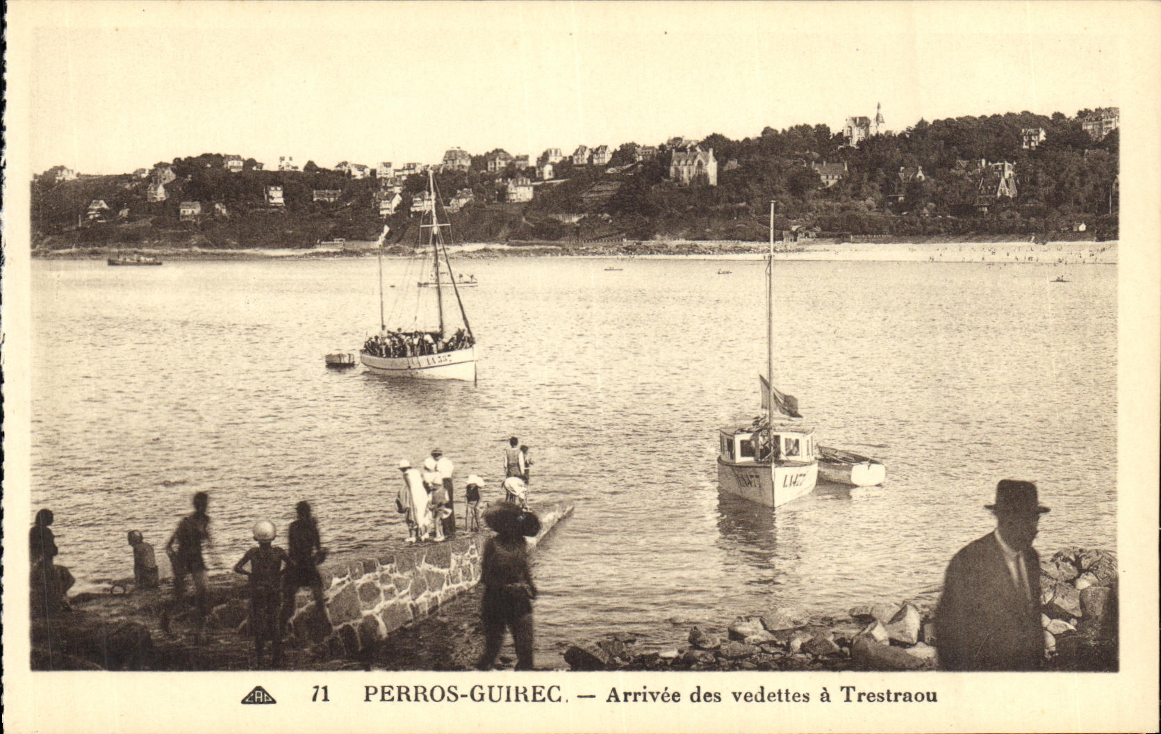 CPA Perros Guirec Arrivee des vedettes a Trestroau Bateaux