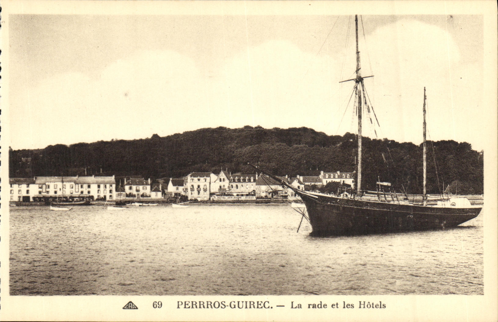 CPA Perros Guirec La rade et les Hotels Bateau