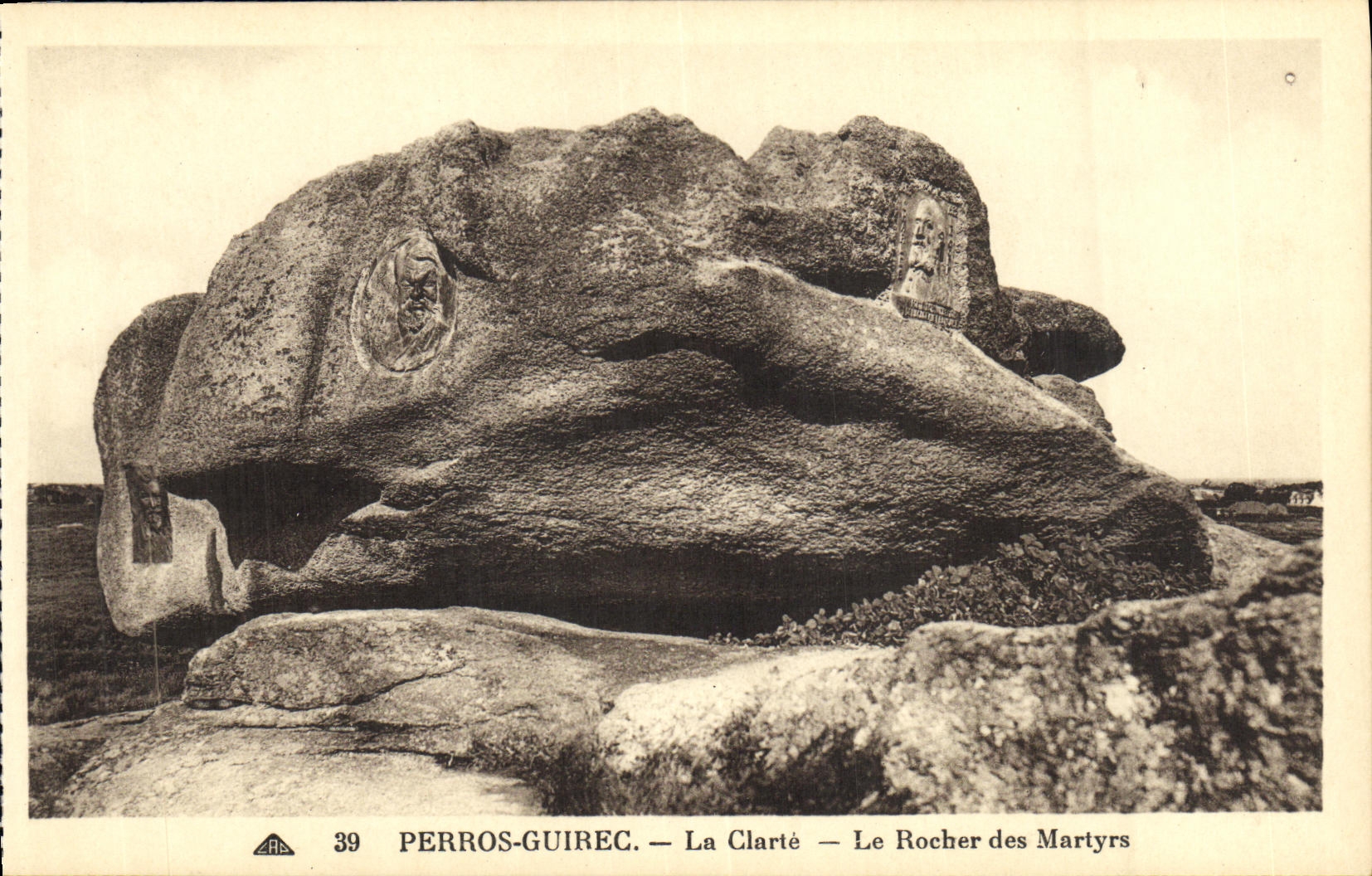 CPA Perros Guirec La Clarte Le Rocher des Martyrs