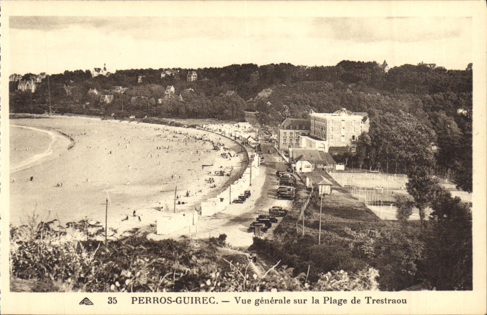 CPA Perros Guirec Vue generale sur la Plage deTrestraou Tennis