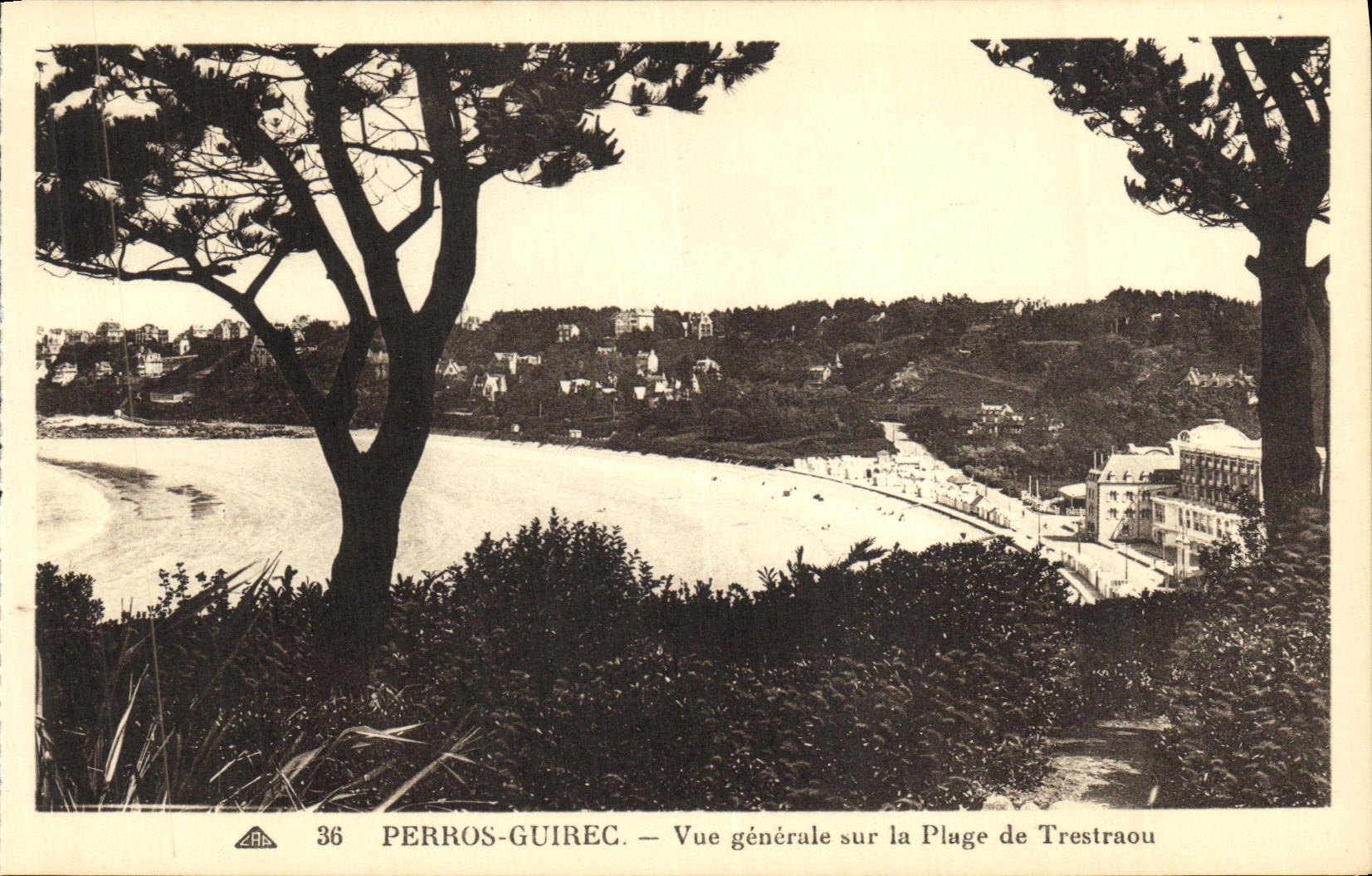 CPA Perros Guirec Vue generale sur la Plage deTrestraou