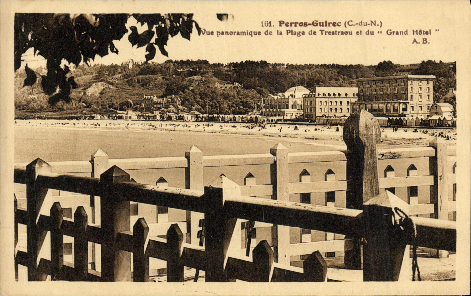 CPA Perros Guirec Vue Panoramique de la Plage de Tresreaou et du Grand Hotel
