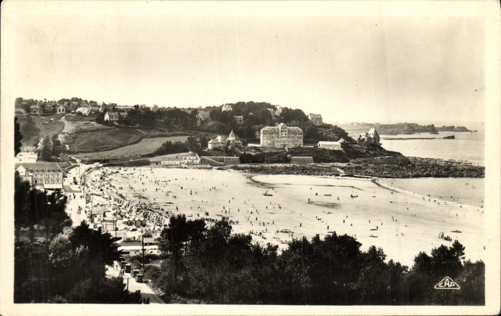 CPA Perros Guirec La Plage de Trestraou Vue Generale