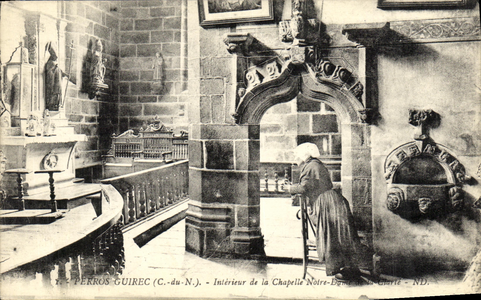 CPA Perros Guirec Interieur de la Chapelle Notre Dame De la Clarte Folklore