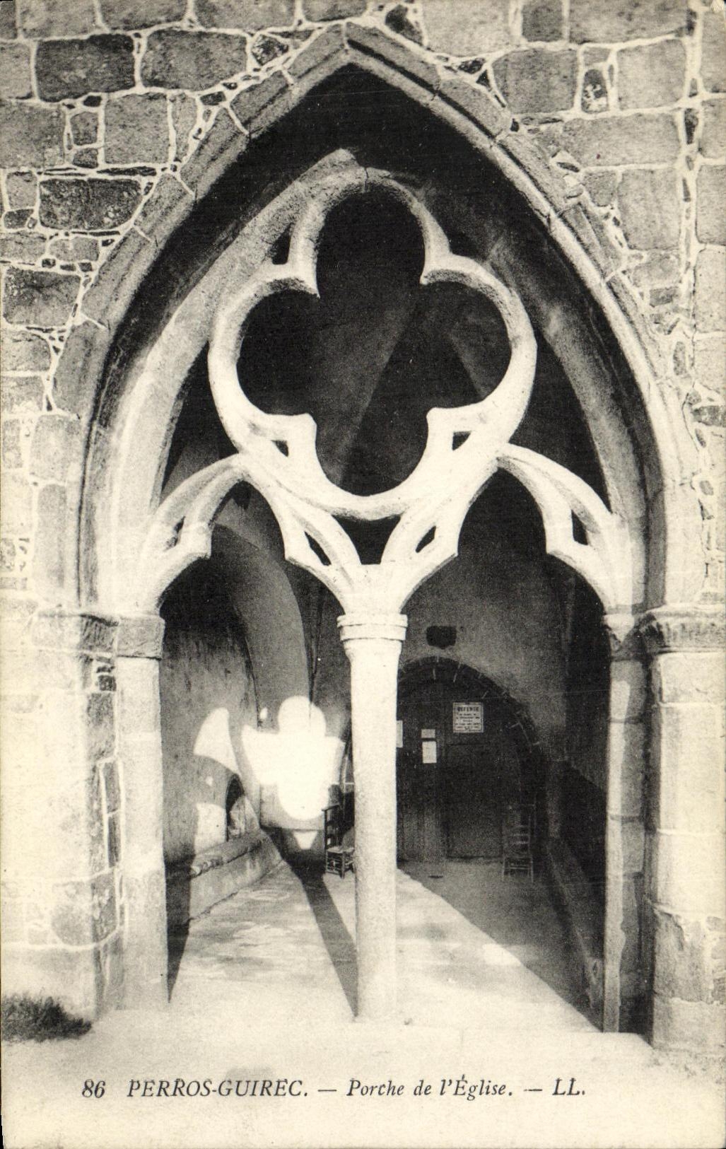 CPA Perros Guirec Porche de l Eglise