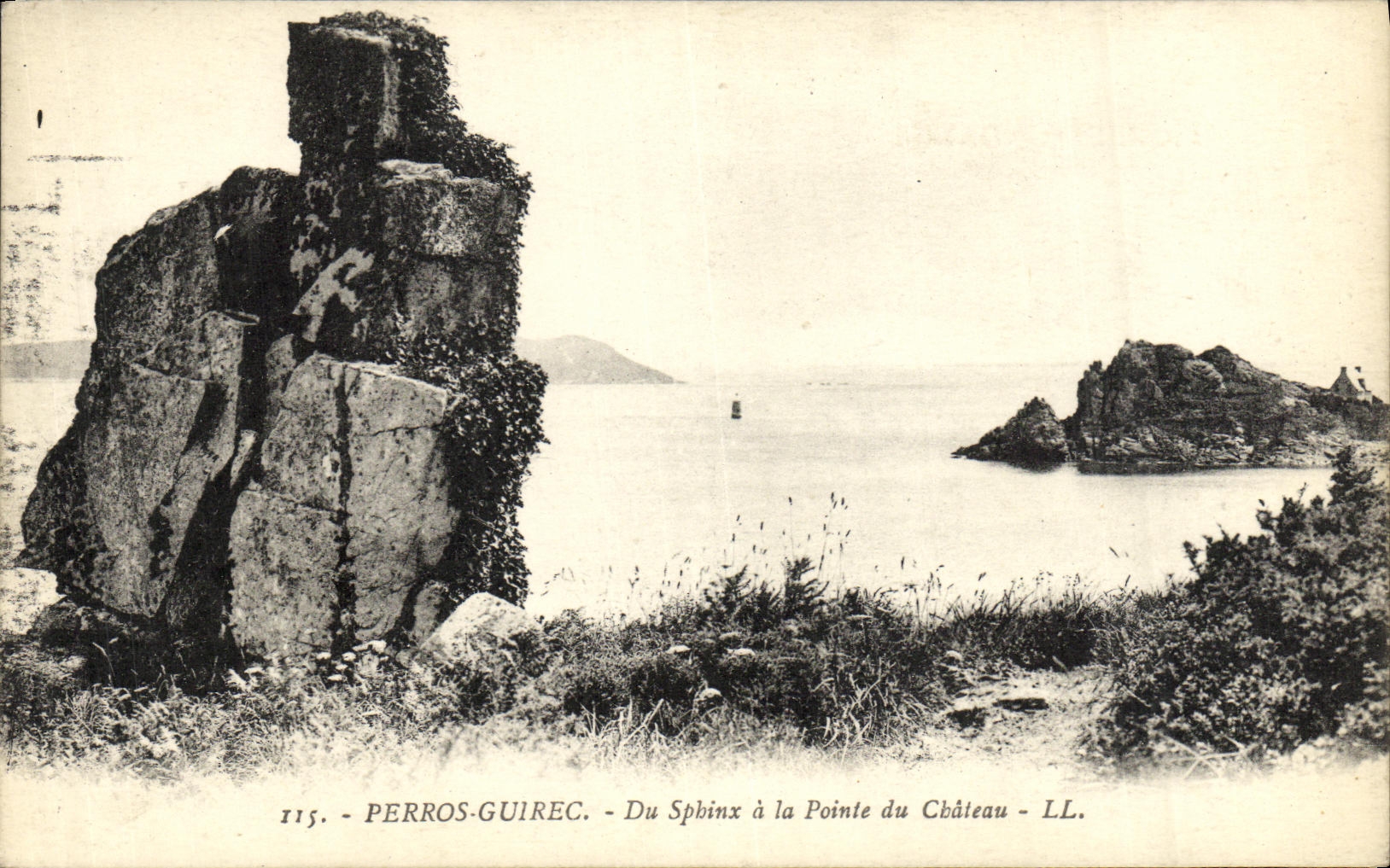CPA Perros Guirec Du Spbinx a la Pointe du Chateau
